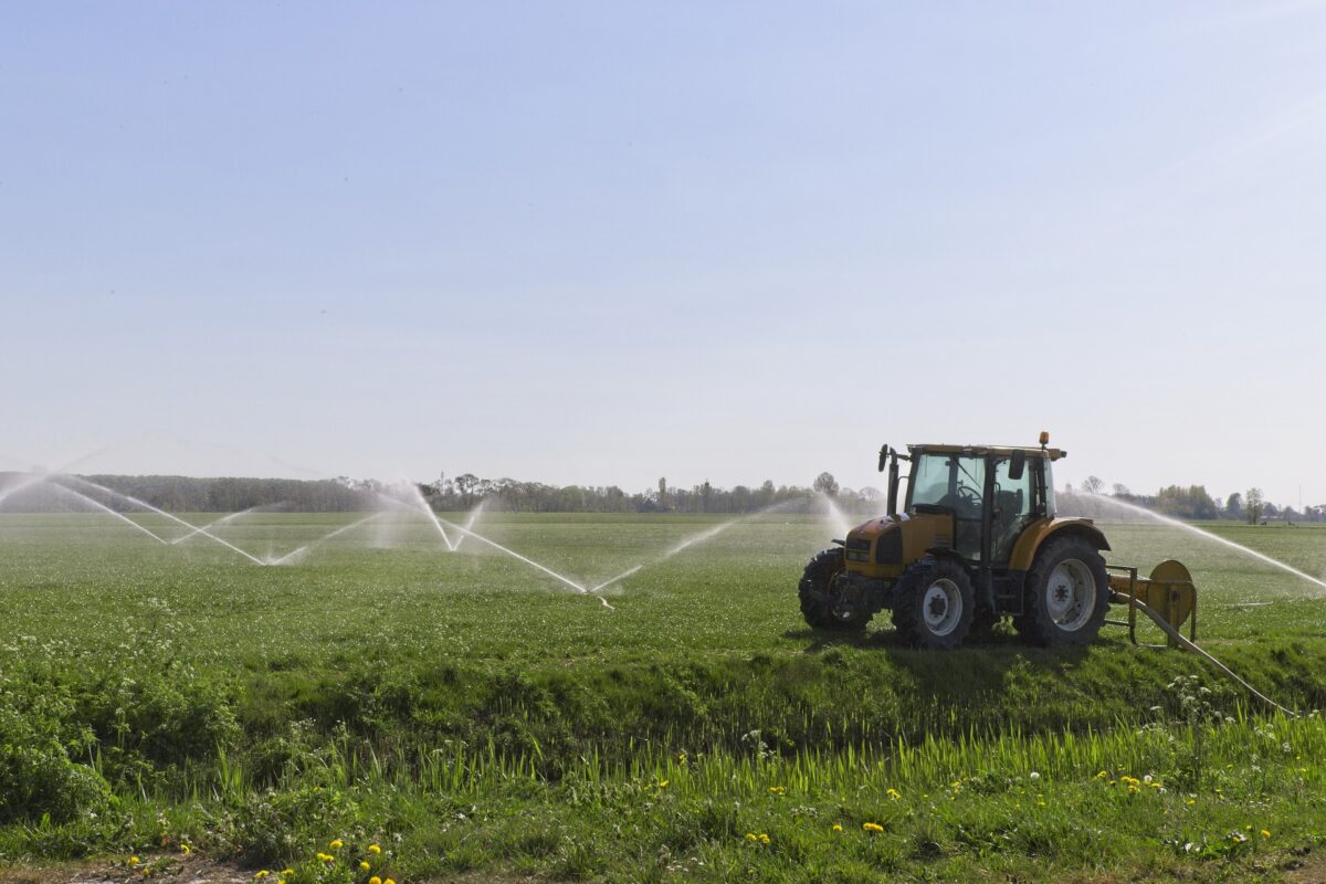 agricultura iriga tractor apa camp recolta