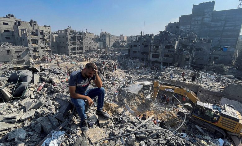 Sursa: Reuters - A man reacts as Palestinians search for casualties a day after Israeli strikes on houses in Jabalia refugee camp in the northern Gaza Strip, November 1, 2023. REUTERS/Mohammed Al-Masri TPX IMAGES OF THE DAY