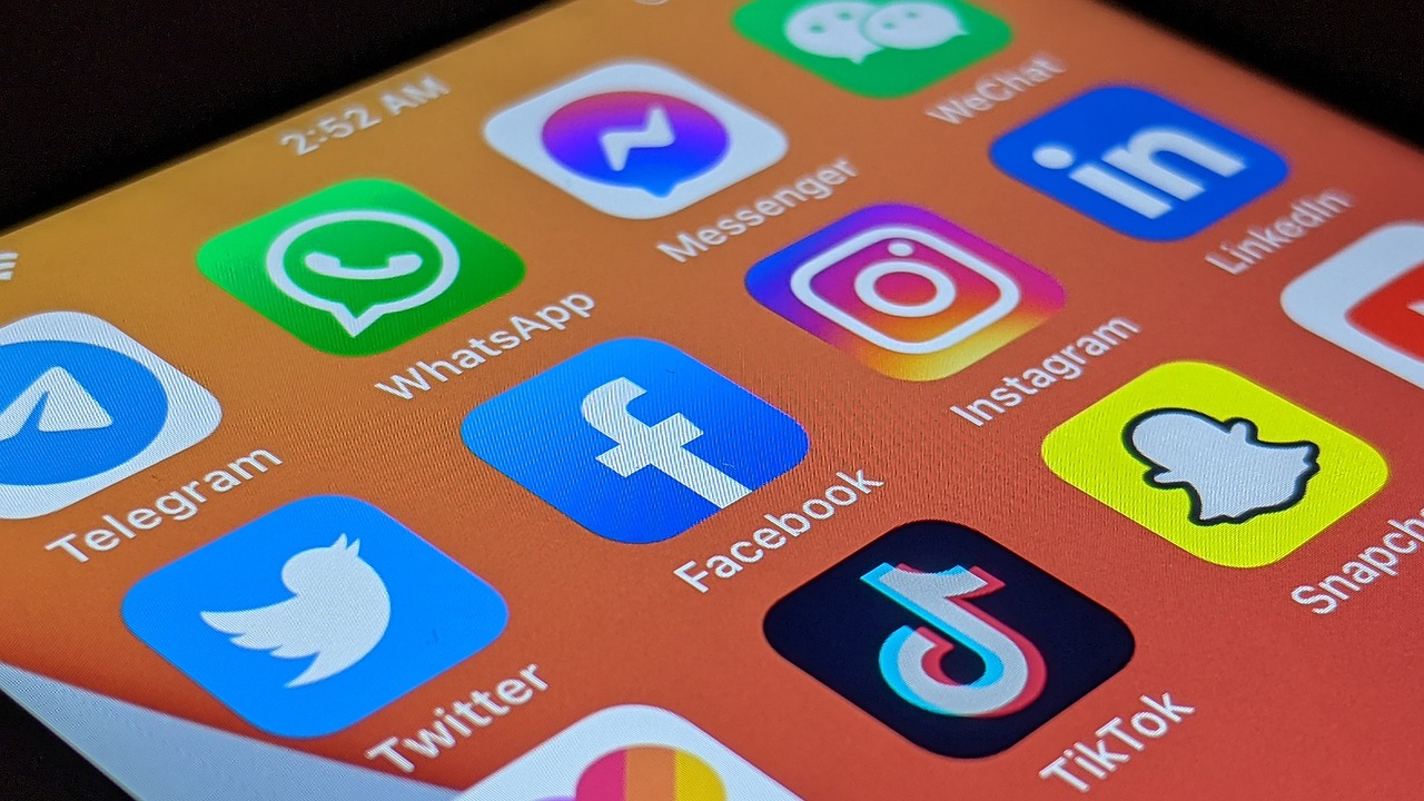 Aplicații Facebook și Instagram social media foto Pixabay