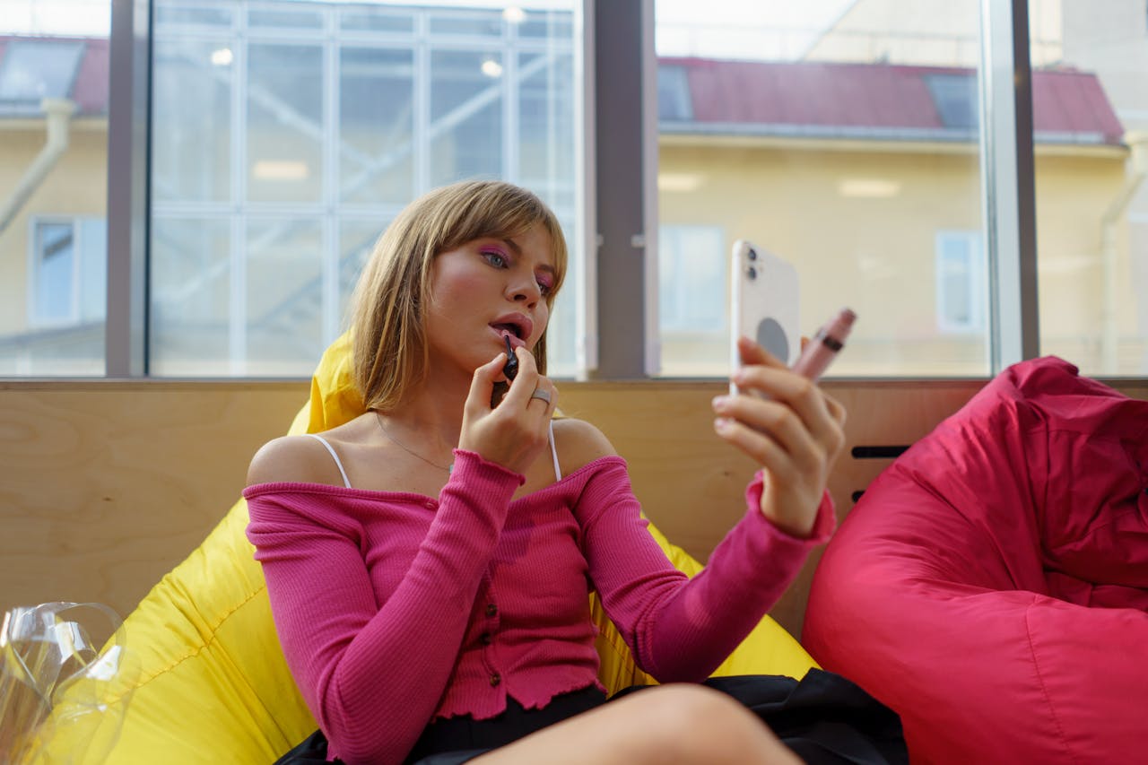 Generația Z telefon ruj foto Pexels