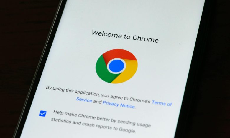 Browserul Chrome de la Google pe telefon foto Pexels